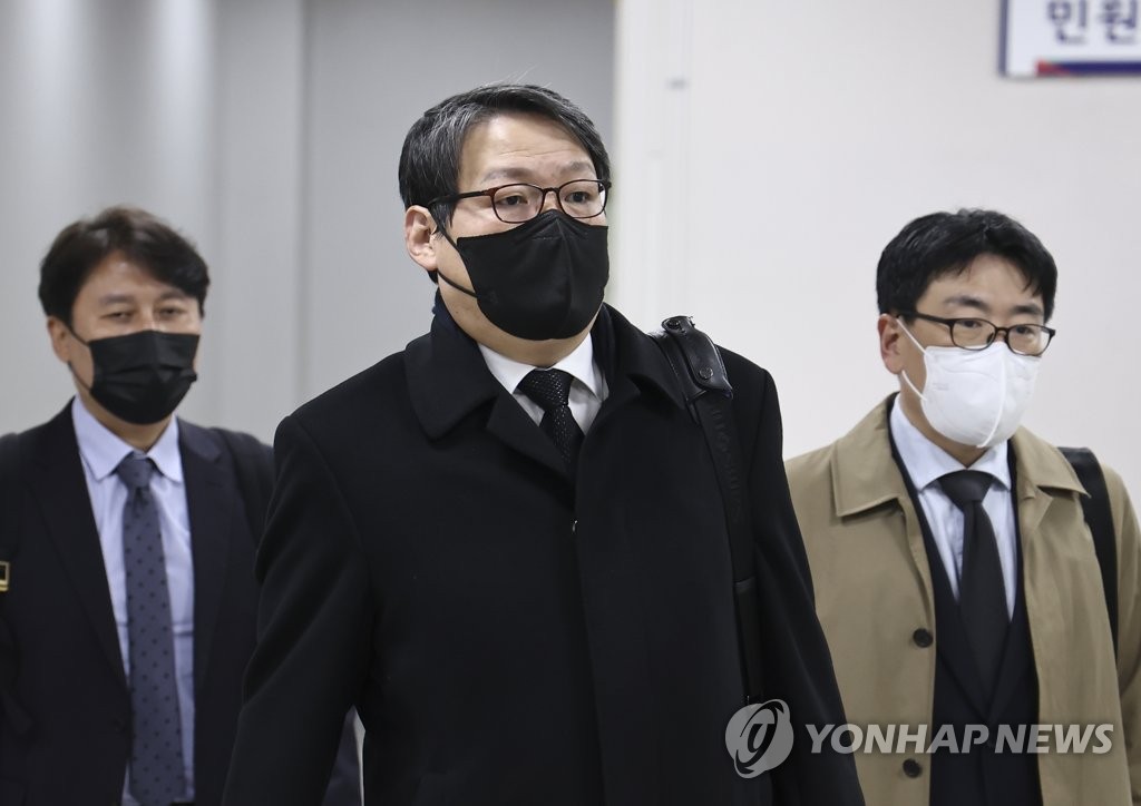 속행공판 출석하는 이광철 전 민정비서관
(서울=연합뉴스) 김학의 전 법무부 차관 불법 출국금지에 관여한 혐의로 기소된 이광철 전 청와대 민정비서관이 25일 오전 서초구 서울중앙지법에서 열린 속행 공판에 출석하기 위해 법정으로 향하고 있다. 2022.3.25